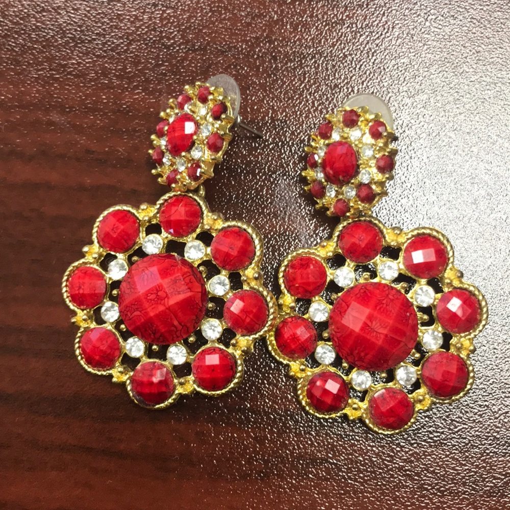 Amrita Singh crystal jitney earrings in ruby color